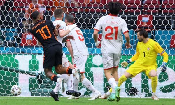 هلند 3 - 0 مقدونیه؛ تیم دی بوئر مدعی قهرمانی است هلند 3 - 0 مقدونیه؛ تیم دی بوئر مدعی قهرمانی است