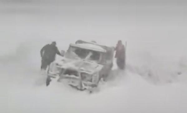 ببینید ، بارش شدید برف راه ارتباطی کردستان به کرمانشاه را مسدود کرد