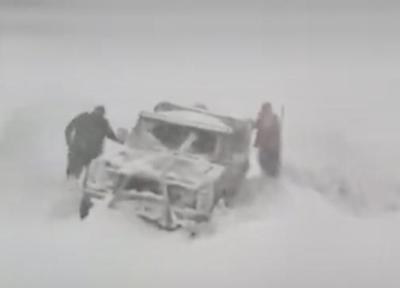ببینید ، بارش شدید برف راه ارتباطی کردستان به کرمانشاه را مسدود کرد